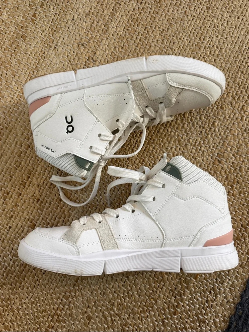 On Roger High Top shoe